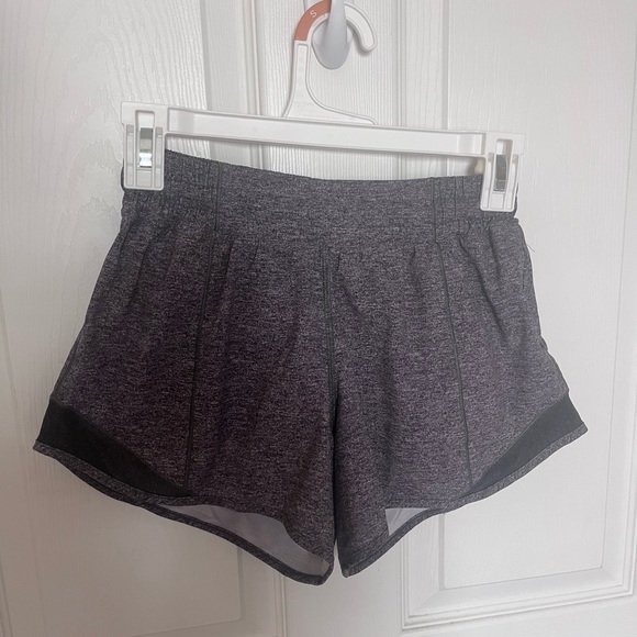 LULULEMON HOTTY HOT SHORTS SIZE 4 - Picture 2 of 3